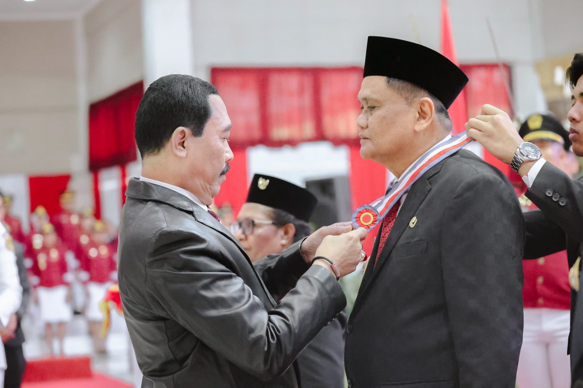 Bupati  Barru Menerima Penganugrahan Kartika Pamong Praja