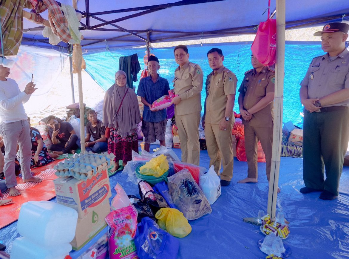 Wujud Empati, Bupati Barru Kunjungi Sekaligus Beri Bantuan Korban Kebakaran Lampoko