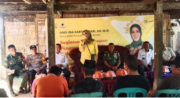 Ketua DPRD Sulsel Salurkan Traktor ke Kelompok Tani