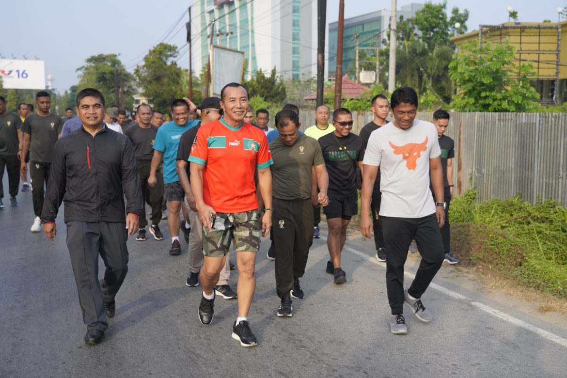 *Pangdam XIV/Hsn : Sebelum Awali Tugas Di Wilayah Korem 143/HO Kendari, Ajak PJU dan Persit Jalan Sehat Sambil Pantau Kondisi Wilayah*