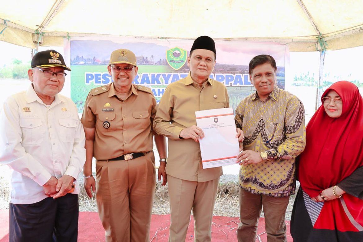 Bupati Barru Hadiri Penyerahan Tanah Wakap di Bojo