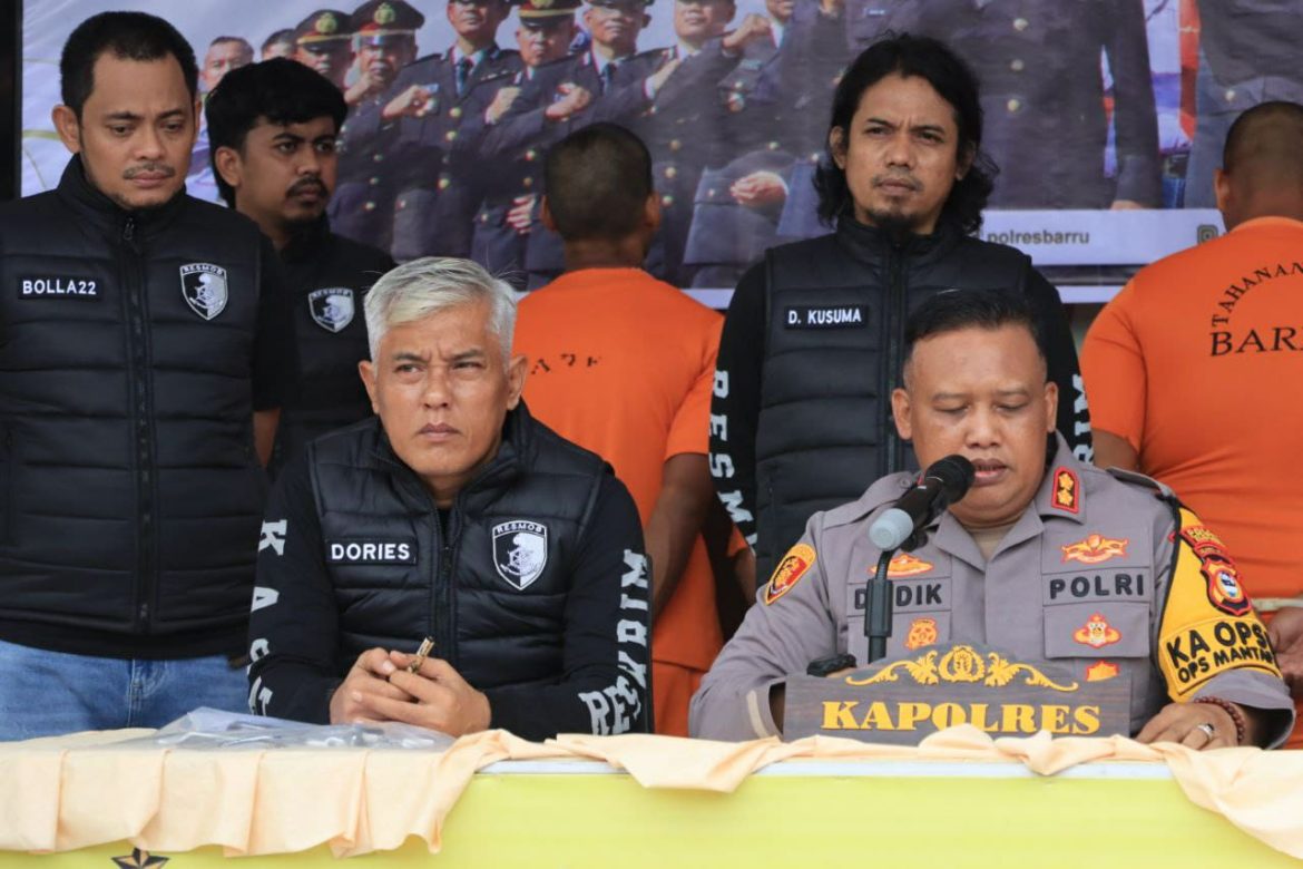 Bupati Barru Melayat di Rumah Duka Almarhum Abdul Majid Tahir di Kompleks Perumahan Dosen UNHAS