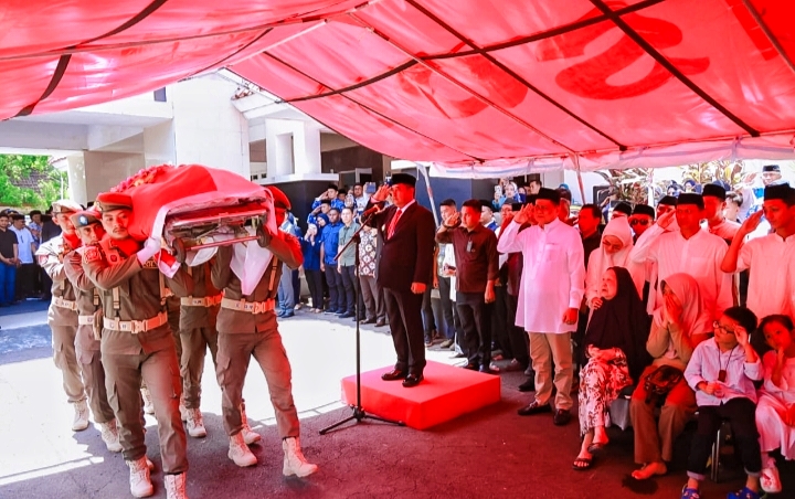 Upacara Pelepasan Jenazah Hj. Hasnah Syam Dipimpin Penjabat Gubernur