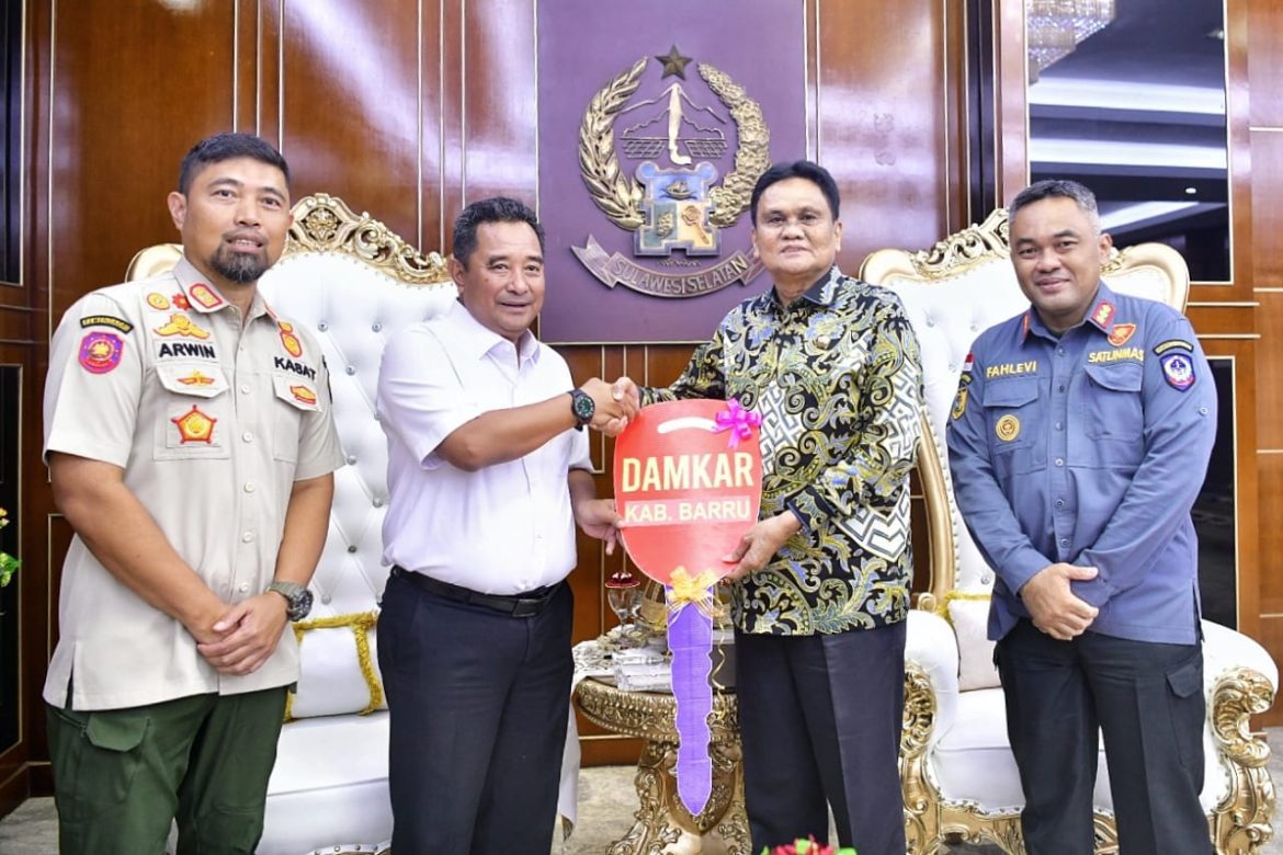 Pj. Gubernur Menyerahkan Mobil Hibah Kepada Bupati Barru