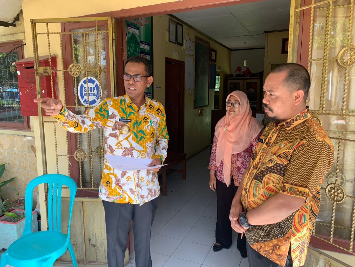 Pantau Kedisiplinan Pegawai, Pj. Bupati Takalar Sidak Kantor Lurah Dan Pustu Sombalabella Kec. Pattallassang