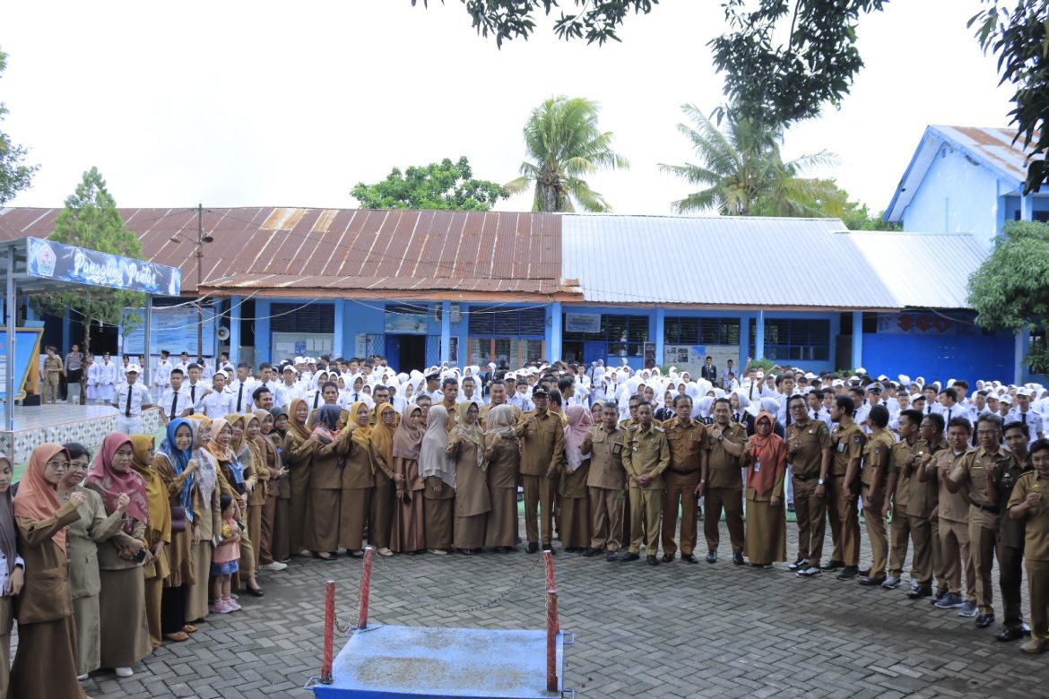 Pj. Bupati Takalar Irup Pada Upacara Bendara Bersama Guru Dan Siswa SMK N. 4 Takalar
