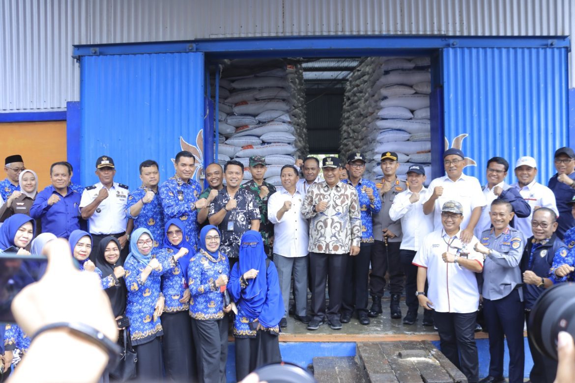Pastikan Harga Sembako Stabil, Pj Gubernur Sul-Sel – Pj Bupati Takalar Kunjungi Pasar Tradisional Palleko