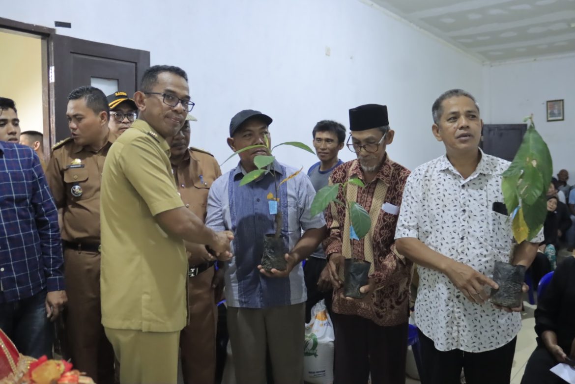 Tingkatkan Kesejahteraan Masyarakat, Pj. Bupati Takalar Serahkan Beberapa Bantuan Di Kecamatan Mangarabombang