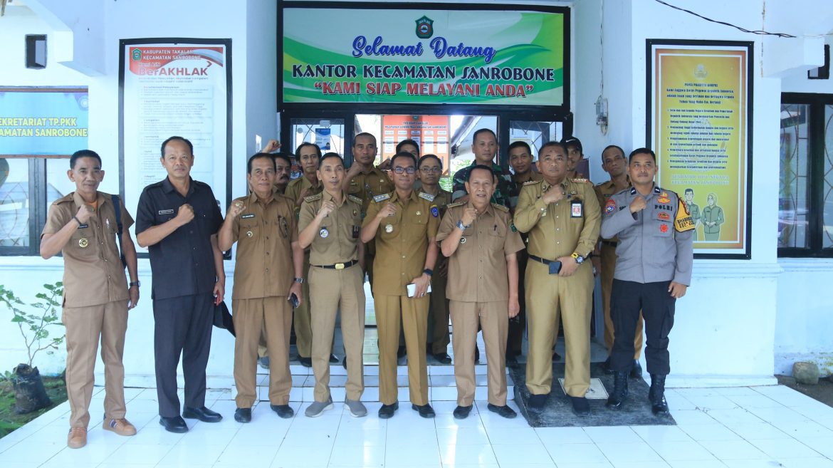 Dalam Rangka Hari Jadi Kab. Takalar ke-64, Pj. Bupati Serahkan 110 Sertifikat Gratis Untuk Warga Takalar