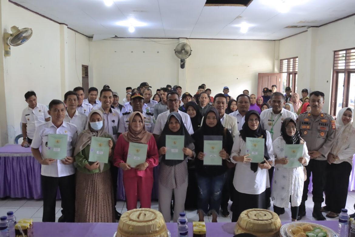 Kembali, Pj Bupati Berikan Sertifikat Gratis Kepada Warga Takalar