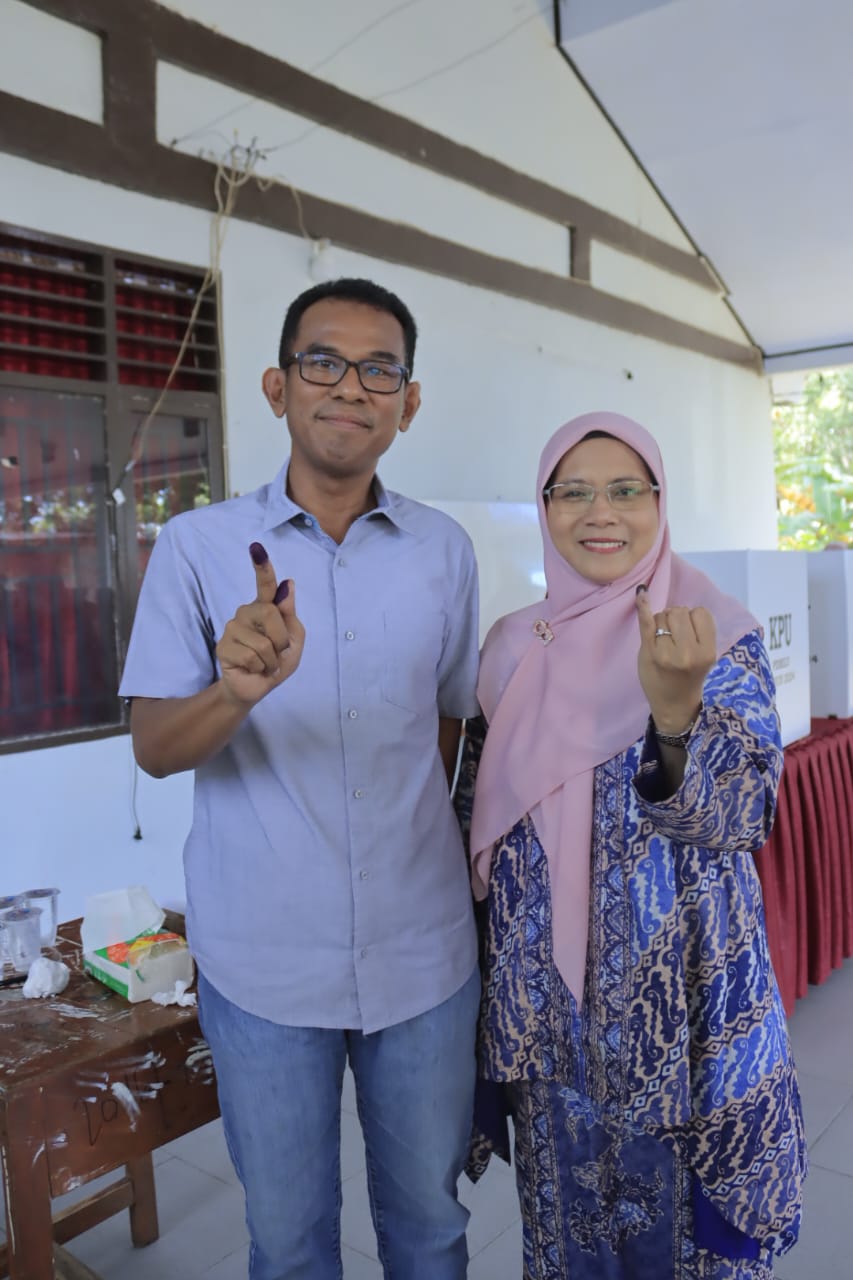 Salurkan Hak Pilih Di Takalar, Pj. Bupati Bersama Pj. Ketua TP. PKK Takalar Terdaftar Di TPS 02 Kalabbirang