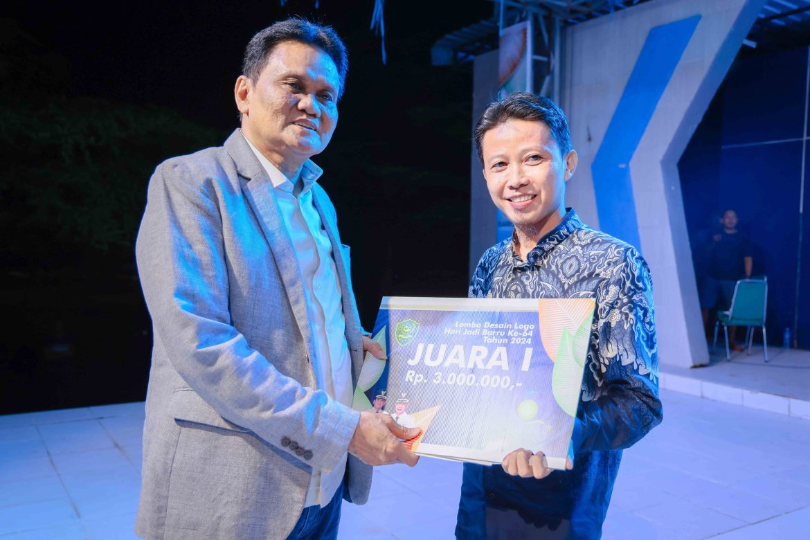 Bupati Barru Serahkan Hadiah Pemenang Lomba Sayembara Logo Hari Jadi Barru Ke 64