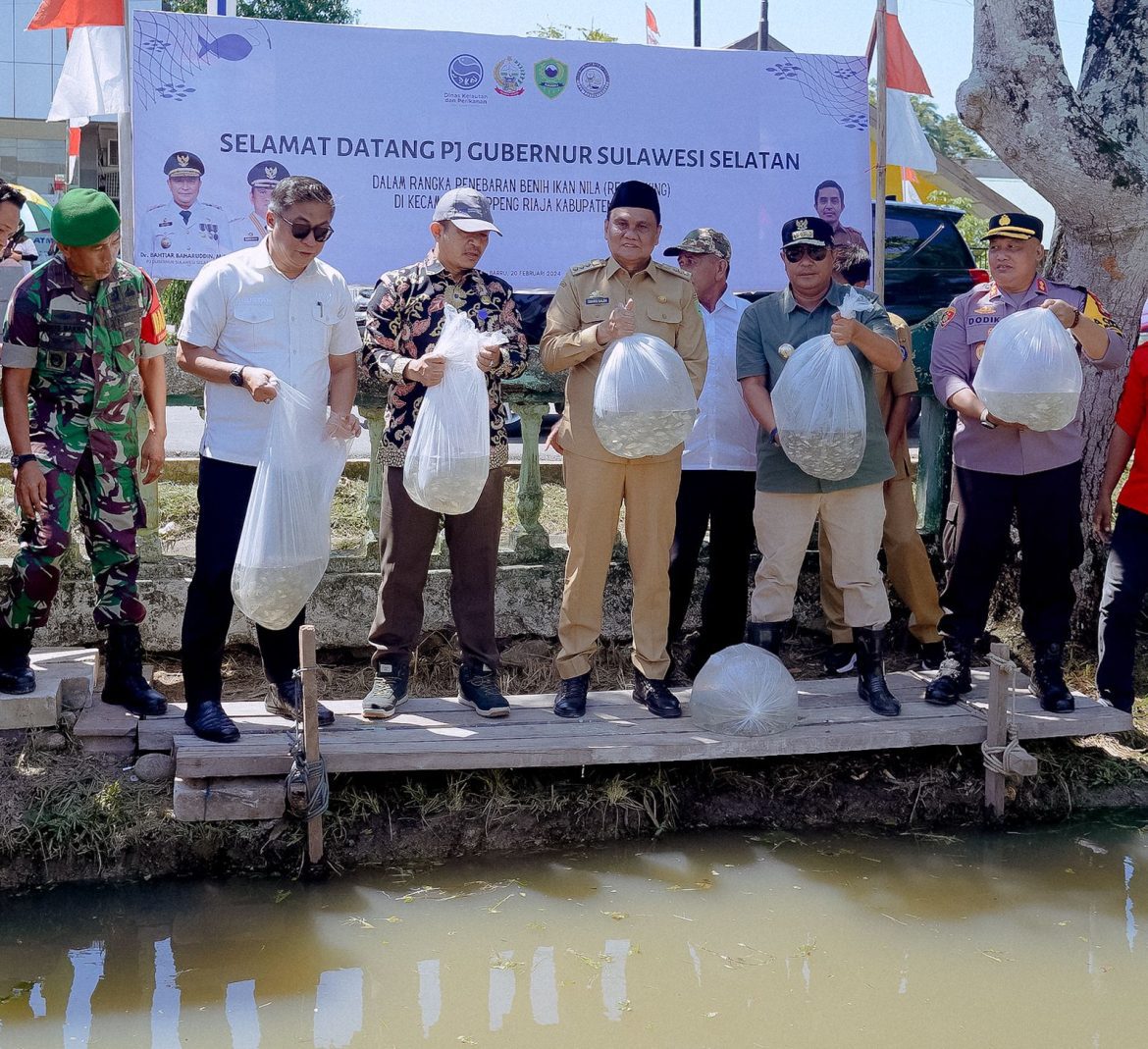 Pj Gubernur Bersama Bupati Barru Menebar Benih Ikan Nila di Kelurahan Kiru-Kiru