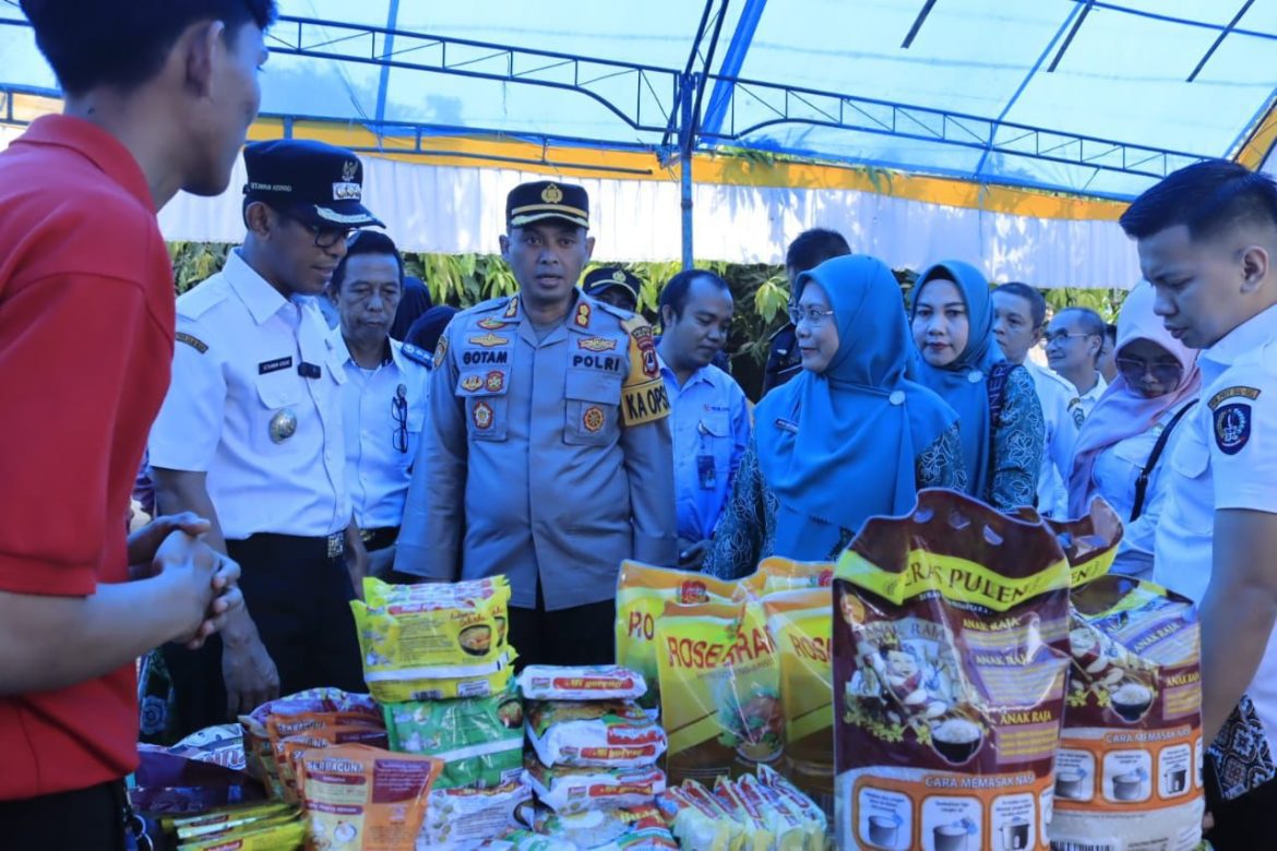 Pj. Bupati Takalar Di Dampingi Pj Ketua TP PKK Hadir Dalam Rangka Gerakan Pasar Murah