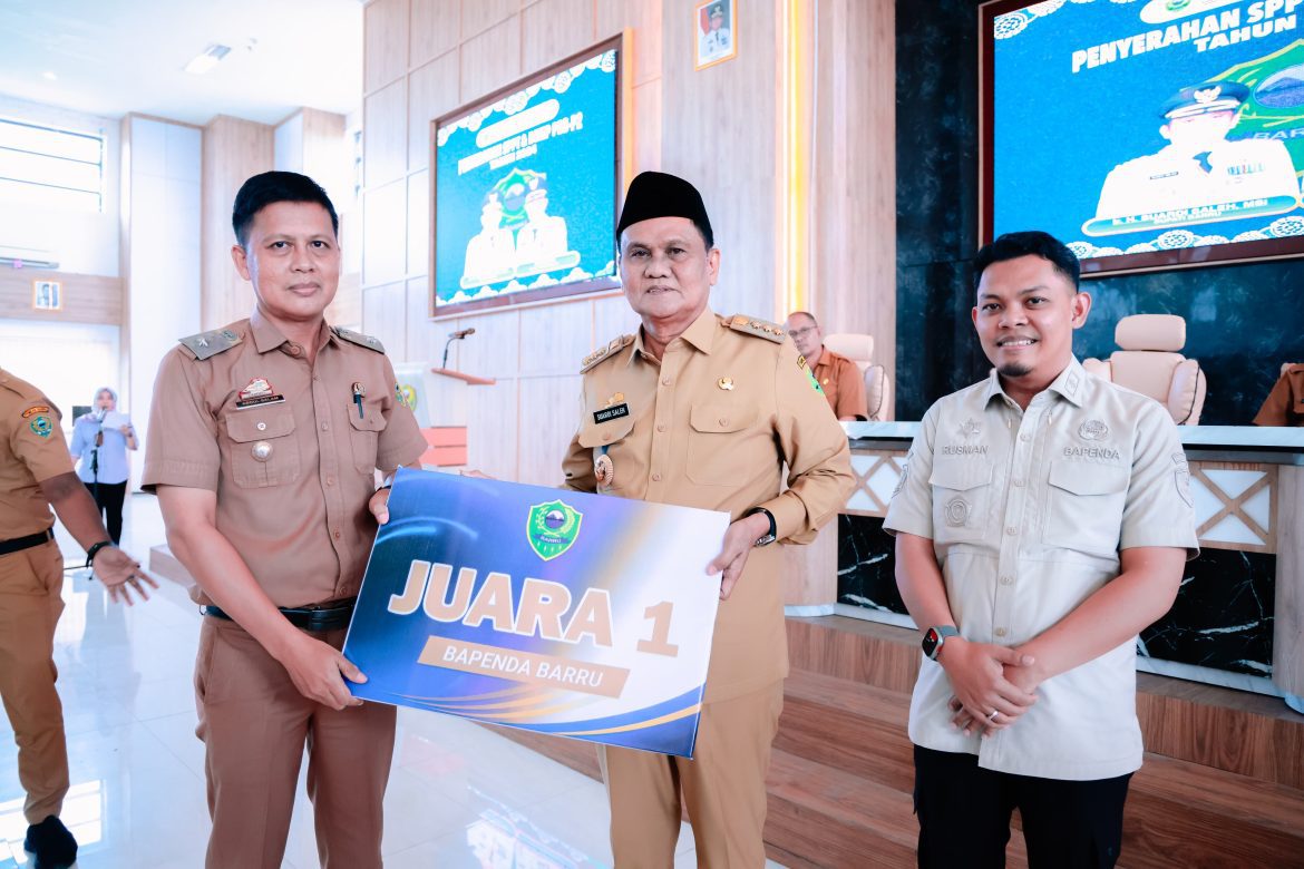 Bupati Barru Menyerahkan SPPT Kepada Camat se-Kabupaten Barru