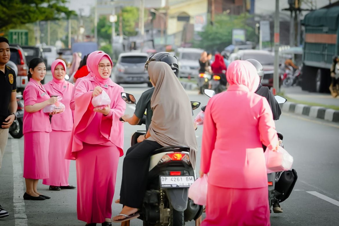 Bhayangkari Cabang Barru Membagikan 100 Paket Takjil Buka Ouasa Kepada Masyarakat