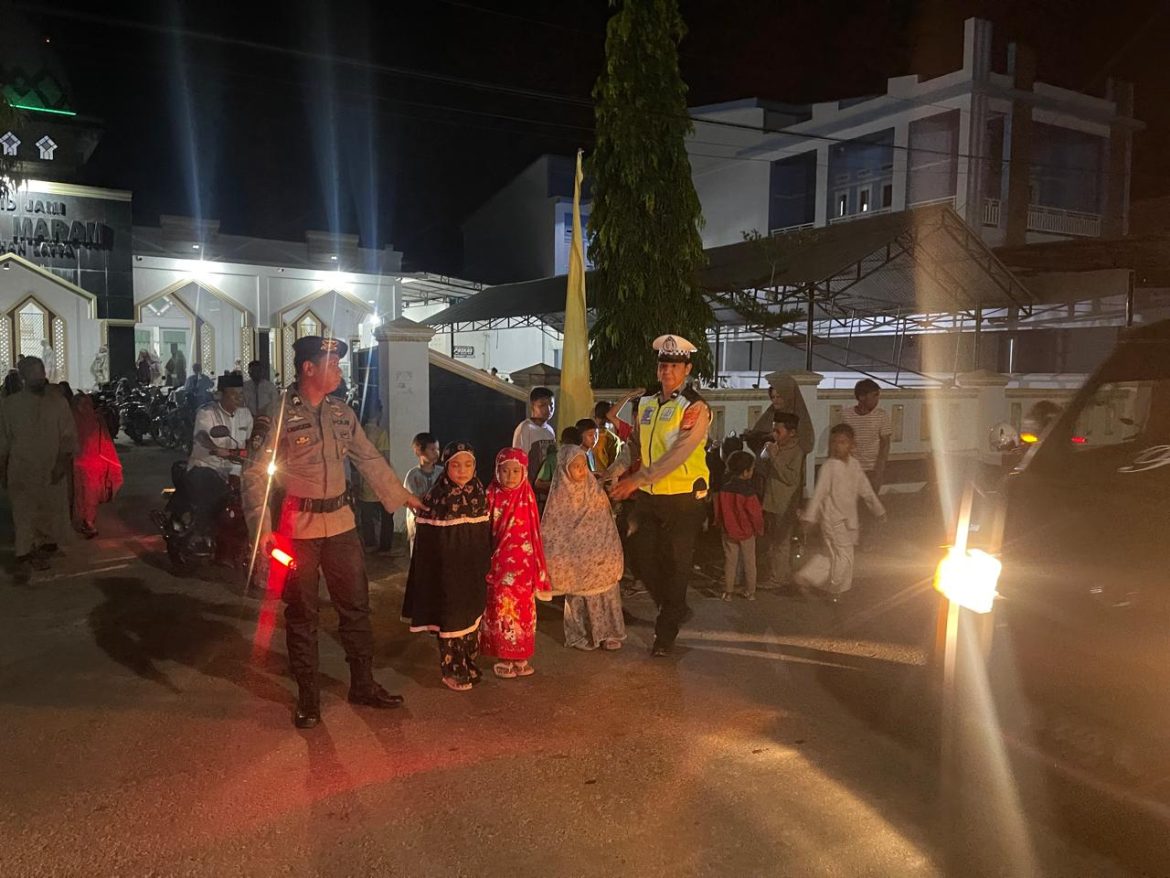 *Jaga Keamanan, Kapolres Sinjai Sebar Personelnya Tiap Malam Laksanakan Pam Sholat Tarawih.*