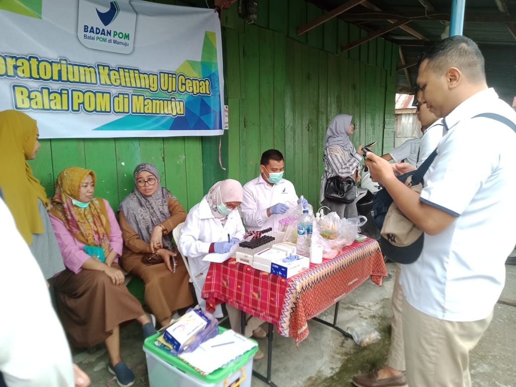 Tim Balai POM Mamuju Bersama Dinkes Pasangkayu Mengambil Beberapa Jenis Produk Pangan Uji Sampel Hasilnya Semua Negatif