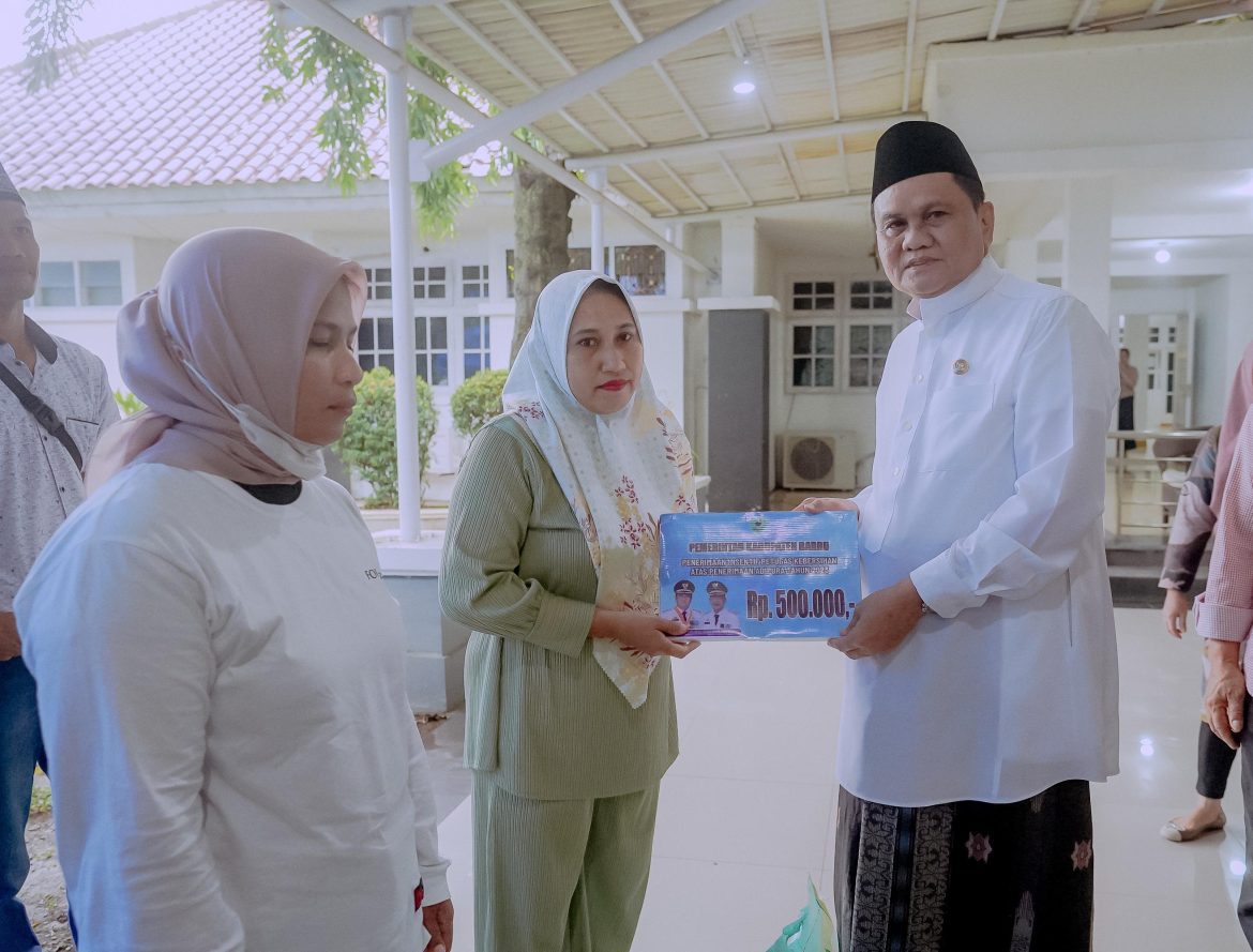 Bupati Barru Menyerahkan Insentif Kepada Petugas Kebersihan