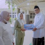 Bupati Barru Menyerahkan Insentif Kepada Petugas Kebersihan IMG-20240329-WA0061