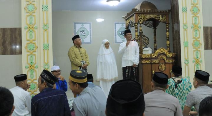 Khatam Al-Qur’an, Pj. Bupati Takalar Berikan Hadiah Khusus Ke Jamaah Tarwih