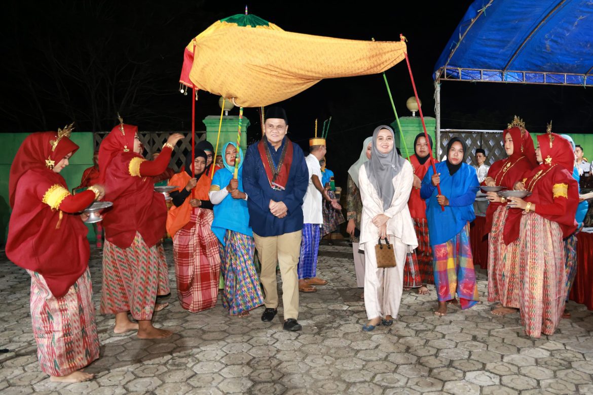 Bupati Barru Bersama Plt.Ketua TP PKK  Hadiri Pesta Rakyat Mappadendang Desa Binuang