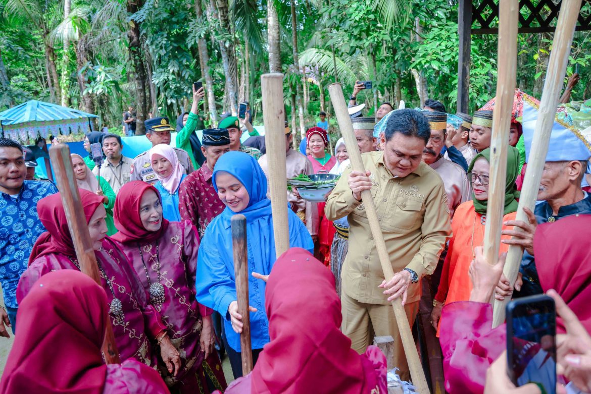 Bupati Barru Bersama drg.Ulfah Hadiri Pesta Panen Adat Paenge Masyarakat Dusun Birue