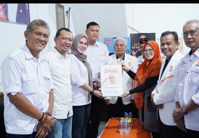 Andi Ina Kartika Sari Mengembalikan  formulir Bacabup Barru ke Kantor DPD II PKS