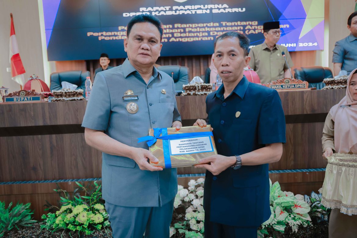 Bupati Barru Menyerahkan Raperda Dalam Rapat Paripurna DPRD