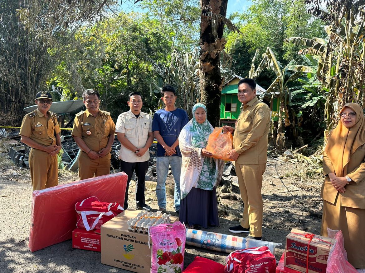 Bupati Barru Kunjungi Korban Kebakaran Di Mattoangin