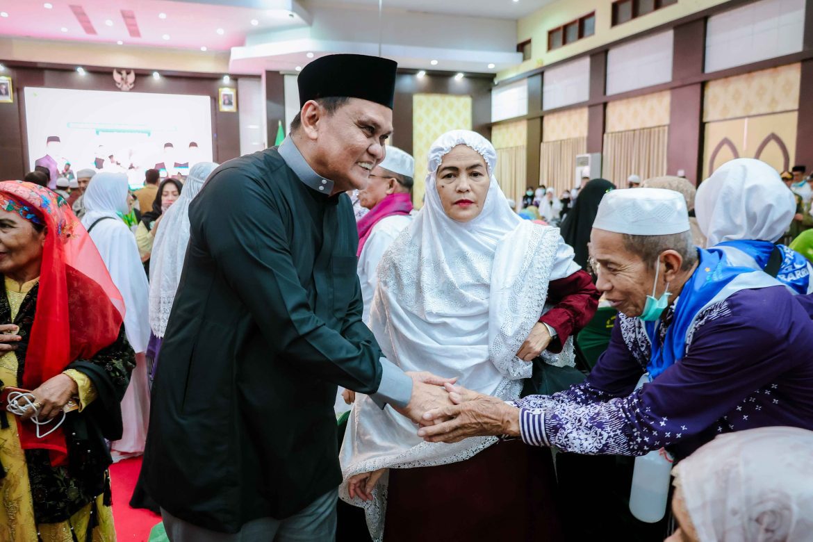 Bupati Barru Terima Jamaah Haji Kelompok Terbang Kloter Tiga Makassar