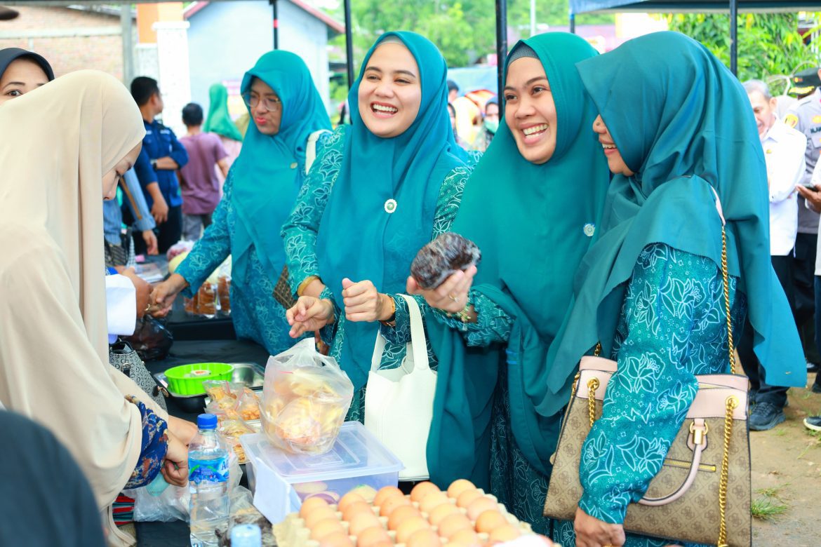 Plt. Ketua TP PKK Launching GPM Tingkat Kecamatan Barru di Halaman Kantor Desa Palakka