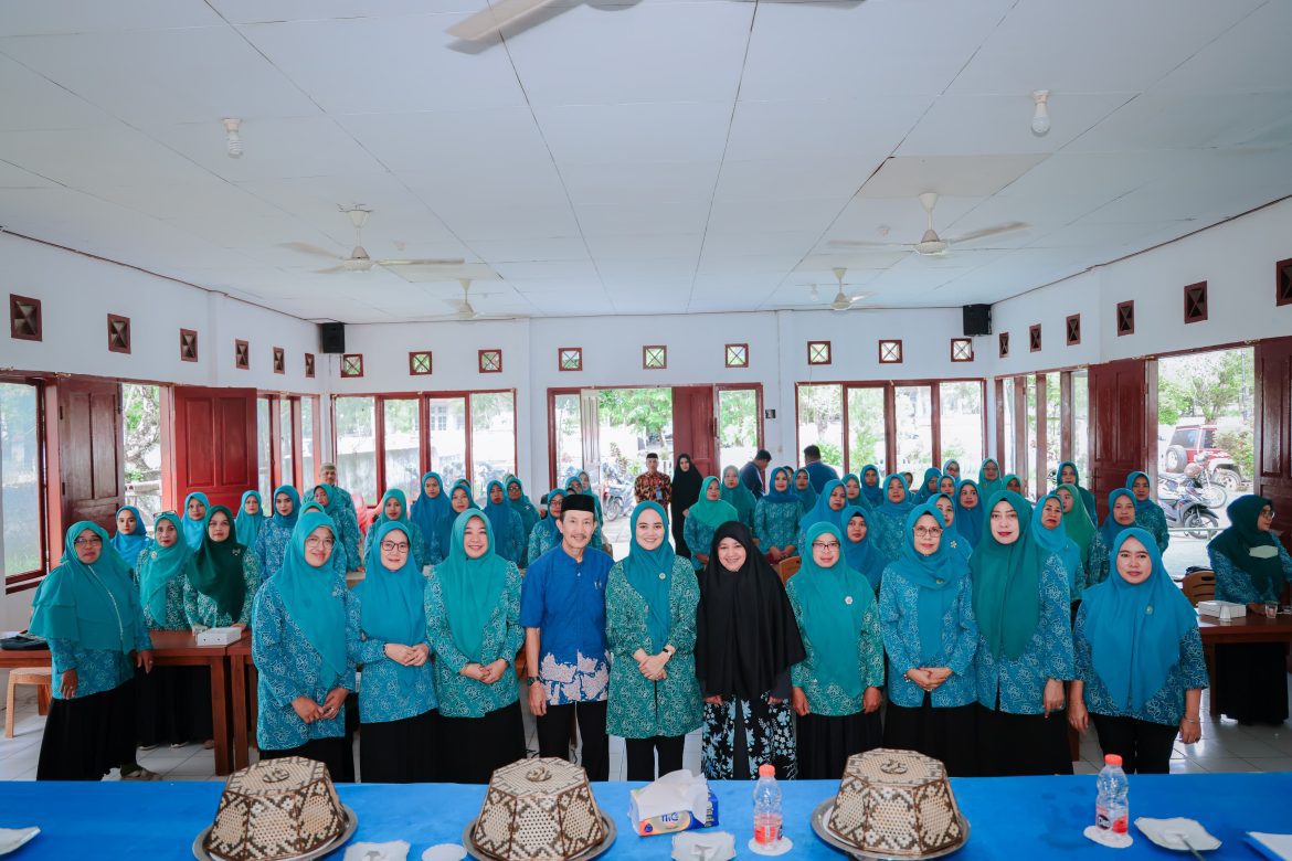 DPDMDPPKBPPP Bersama Plt.Ketua TP PKK Kabupaten Barru Secara Resmi Memberikan Makanan Tambahan Berbasis Pangan Lokal di Aula Kantor