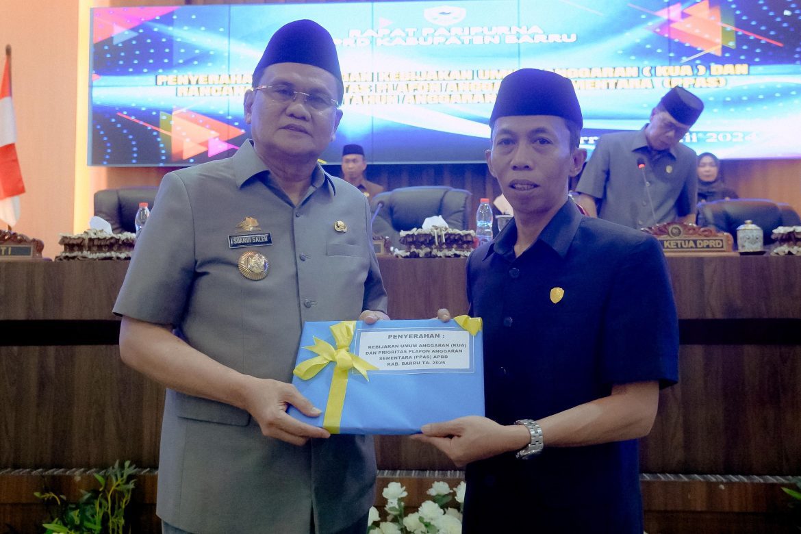 Rapat Paripurna DPRD, Bupati Barru Serahkan Rancangan KUA-PPAS 2025