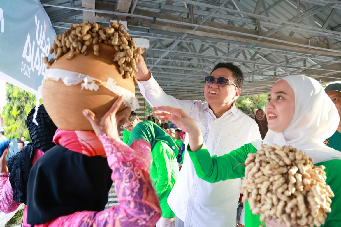 Bupati Barru Menyambut Peserta Karnaval Budaya di Alun-Alun