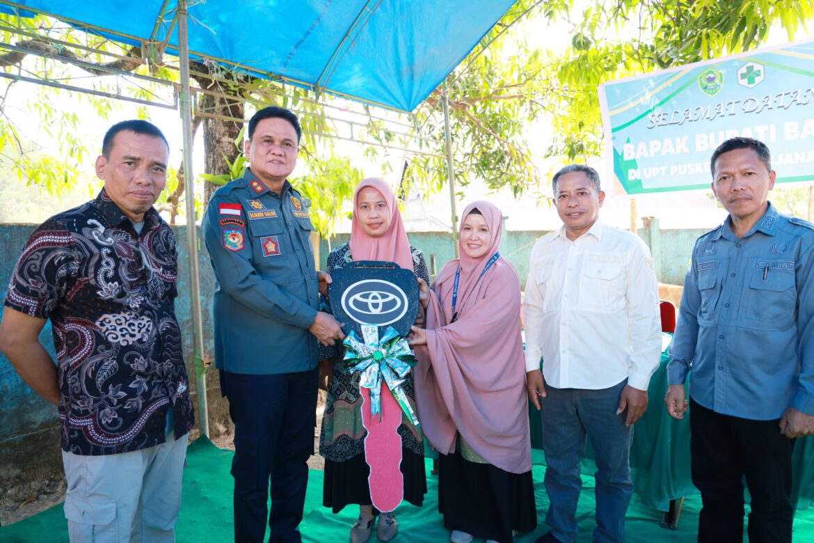 Bupati Barru Menyerahkan 2 Unit Mobil Ambulance Kepada Desa Pujananting dan Puskesmas