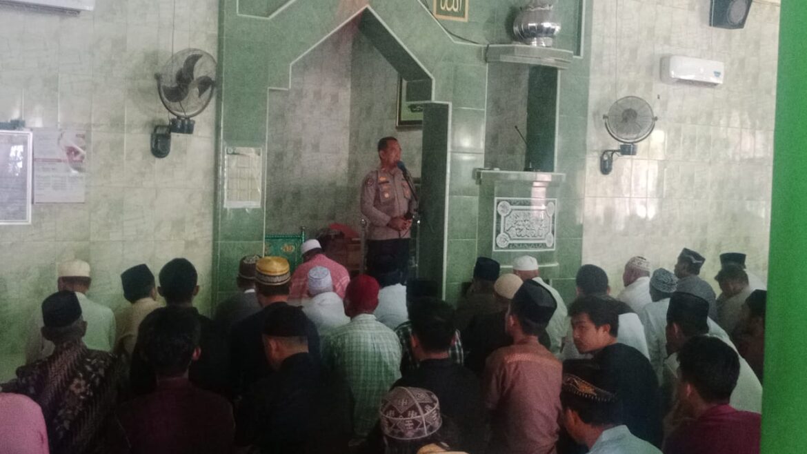 Kapolsek Mallusetasi Shalat Jum’at di Masjid Nurul Gaffar Desa Cilellang