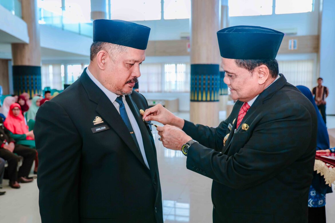 Bupati Barru Serahkan Tanda Kehormatan Satyalancana Karya Satya kepada sejumlah PNS