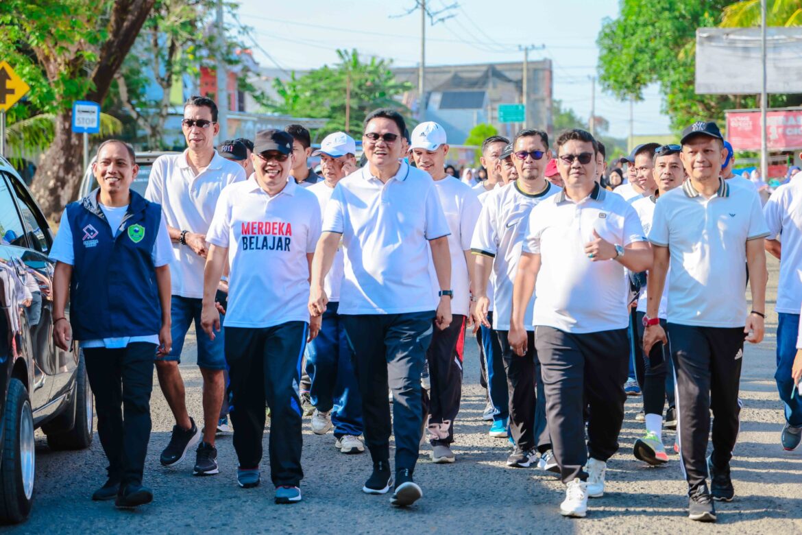 Bupati Barru Melepas Sekaligus Mengikuti Jalan Sehat Dalam Rangka Hari Jadi Provinsi Sulawesi Selatan Ke-355