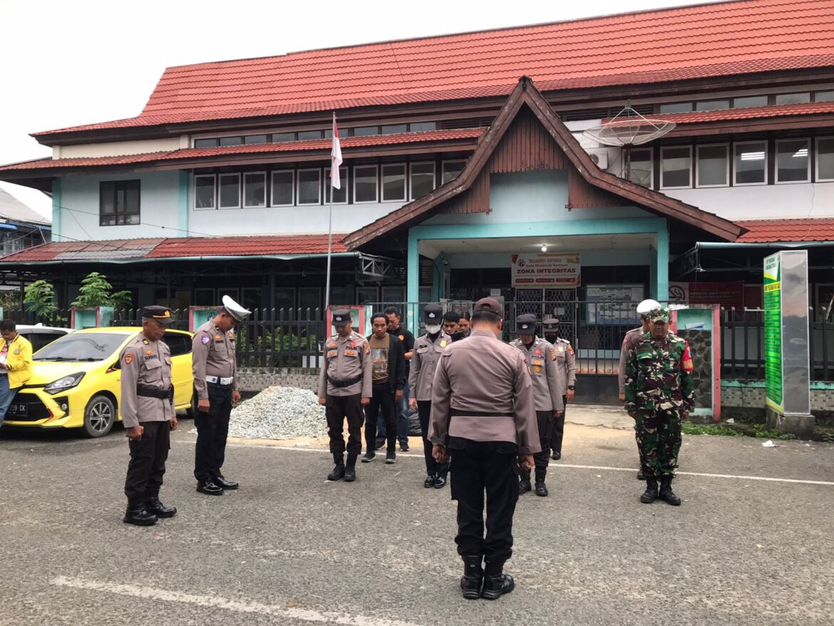 Personil OMP Polres Singkawang Lakukan Pengamanan kampanye Paslon 03 di Pasar Beringin Singkawang