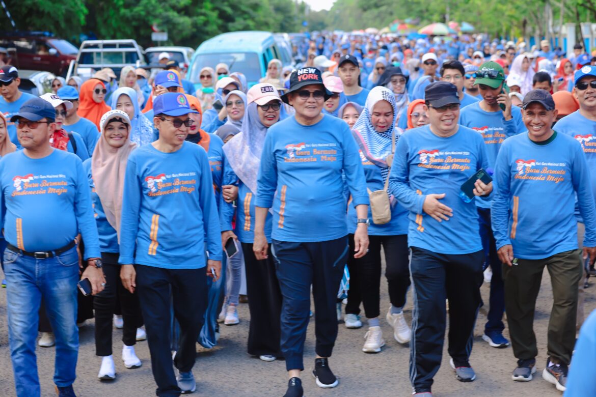 Bupati Barru Melepas Sekaligus Mengikuti Jalan Sehat Dalam rangka Hari Guru Nasional