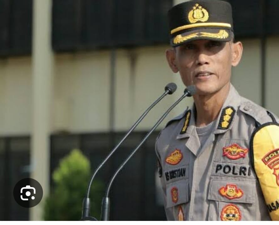 *Kabid Humas Polda Sultra Apresiasi Masyarakat dan Mengimbau Agar Tetap Menjaga Kamtibmas Pasca Tahap Pemungutan Suara Pilkada 2024*  KENDARI – Kabid Humas Polda Sulawesi Tenggara, Kombes Pol Iis Kristian, S.I.K., memberikan imbauan kepada masyarakat usai pelaksanaan tahap pemungutan suara Pilkada 2024 yang berlangsung pada Rabu, 27 November 2024. Dalam keterangannya, ia mengapresiasi partisipasi masyarakat Sultra yang telah menjaga situasi keamanan dan ketertiban selama tahapan pemungutan suara.  Kabid Humas menyampaikan bahwa situasi pasca tahap pemungutan suara di Sultra secara umum berjalan kondusif dan terkendali. “Kami berterima kasih kepada masyarakat Sulawesi Tenggara yang telah ikut serta menciptakan suasana yang aman, damai, dan tertib selama tahapan pemungutan suara,” ujar Kombes Pol Iis Kristian, Kamis 28 November 2024. Ia juga memberikan penghargaan kepada pihak penyelenggara, aparat keamanan, dan seluruh elemen yang mendukung kelancaran Pilkada.  “Walaupun kita semua mengetahui, berdasarkan hasil hitung cepat atau Quick Count menyebut salah satu paslon Gubernur dan Wakil Gubernur ada yang diunggulkan, akan tetapi kita bersama menunggu perhitungan dan pengumuman resmi dari KPU Sultra, kami mengimbau kepada masyarakat atau masa pendukung untuk tidak melakukan kegiatan euforia yang berlebihan,” harap Kabidhumas.  Ia juga mengingatkan pentingnya menjaga persatuan dan kedamaian, meskipun mungkin ada perbedaan pilihan politik di masyarakat. “Pilkada adalah bagian dari demokrasi, dan hasilnya merupakan cerminan dari suara rakyat. Tugas kita bersama adalah menjaga situasi tetap kondusif demi kebaikan bersama,” tambah Kombes Pol Iis Kristian.  Selain itu, Kabid Humas mengimbau seluruh masyarakat Sultra untuk _terus mendukung dalam terciptanya situasi kamtibmas yang kondusif_. Ia menekankan bahwa tanggung jawab menjaga situasi keamanan dan ketertiban bukan hanya ada pada aparat keamanan, tetapi juga pada seluruh elemen masyarakat.  Sebagai penutup, Kombes Pol Iis Kristian mengucapkan terima kasih kepada seluruh masyarakat Sultra atas kedewasaan dan partisipasinya dalam Pilkada 2024. “Kami berharap partisipasi masyarakat Sulawesi Tenggara terutama dalam menjaga situasi kamtibmas dapat terus menjadi contoh bagaimana demokrasi bisa berjalan dengan damai, aman, dan bermartabat,” pungkasnya.