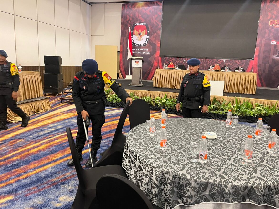 *Sat Brimob Polda Sultra Lakukan Sterilisasi Ruang Pleno Rekapitulasi Suara Pilgub Sultra*