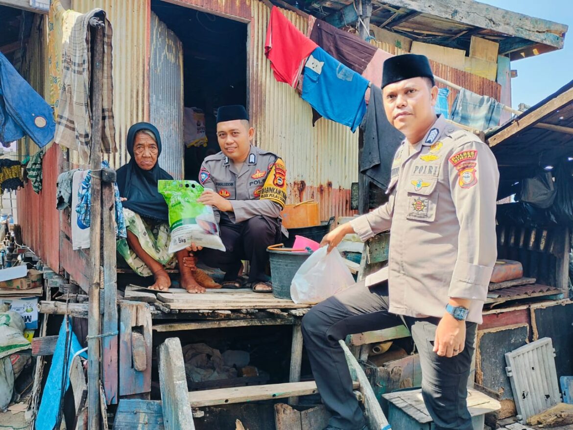 *Jum’at Berkah : Polri Hadirkan Kepedulian, Kapolsek Pulau Sembilan Bagikan Bantuan Kapolres Sinjai.*
