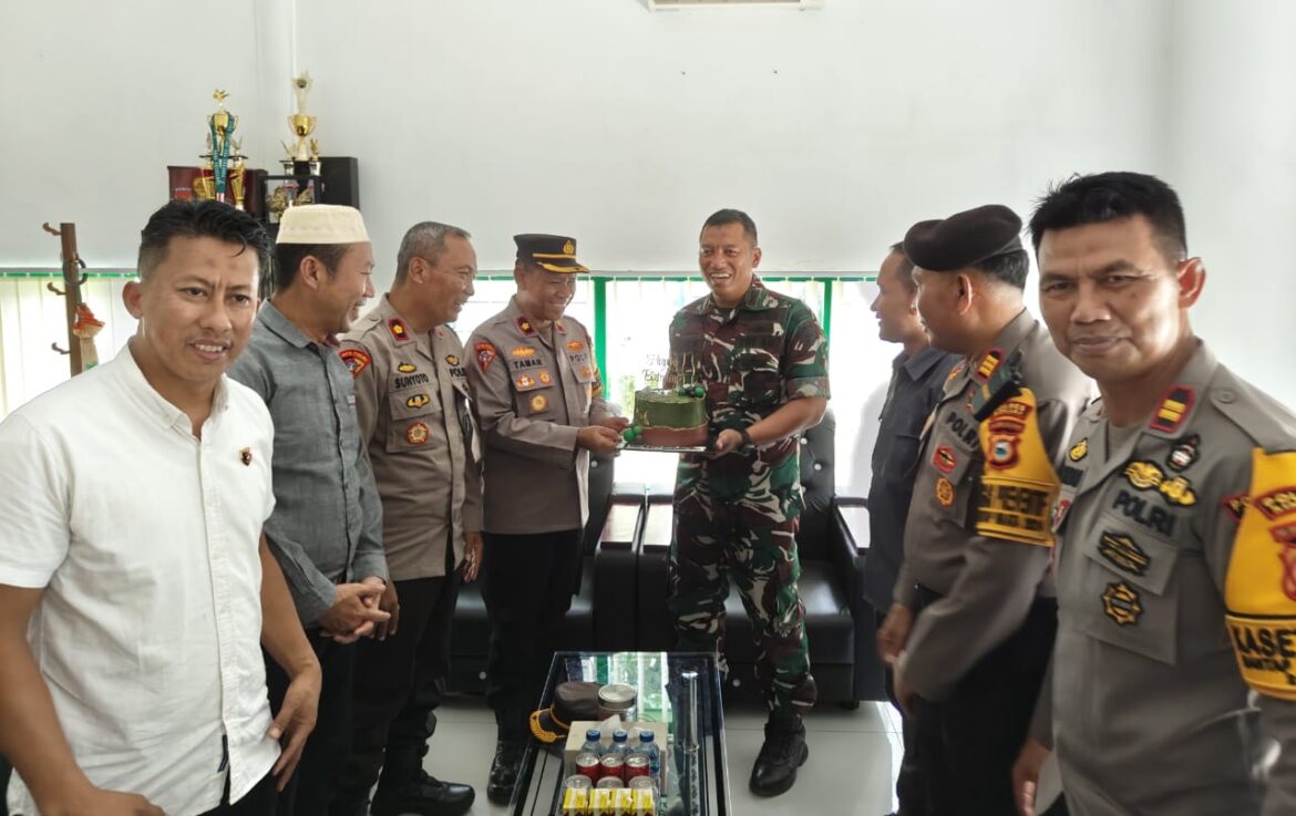 *Momen Kejutan Polres Sinjai di Ulang Tahun ke-43 Dandim 1424 Sinjai, Perkuat Sinergitas TNI-Polri.*