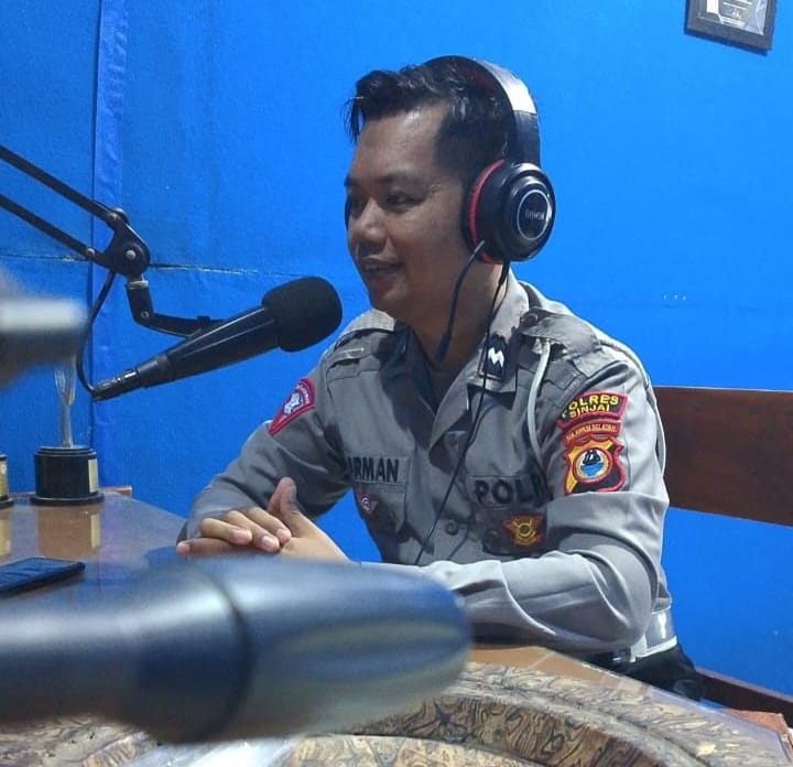 *Sat Lantas Polres Sinjai Sampaikan Edukasi Keselamatan Berkendara Melalui Radio Suara Bersatu FM.*