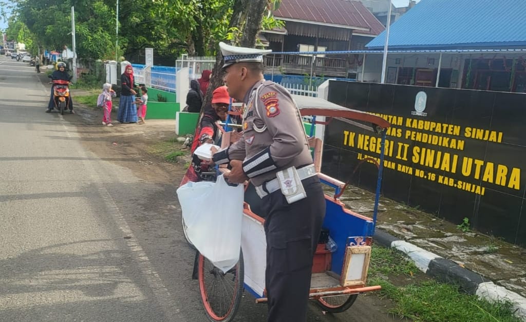 *Wujud Syukur dan Peduli, Polres Sinjai Gelar Aksi Jum’at Berkah.*