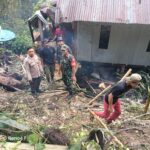 *Polres Sinjai Bersama TNI dan Warga Bantu Evakuasi Pohon dan Tiang Listrik Tumbang.* IMG-20241214-WA0135