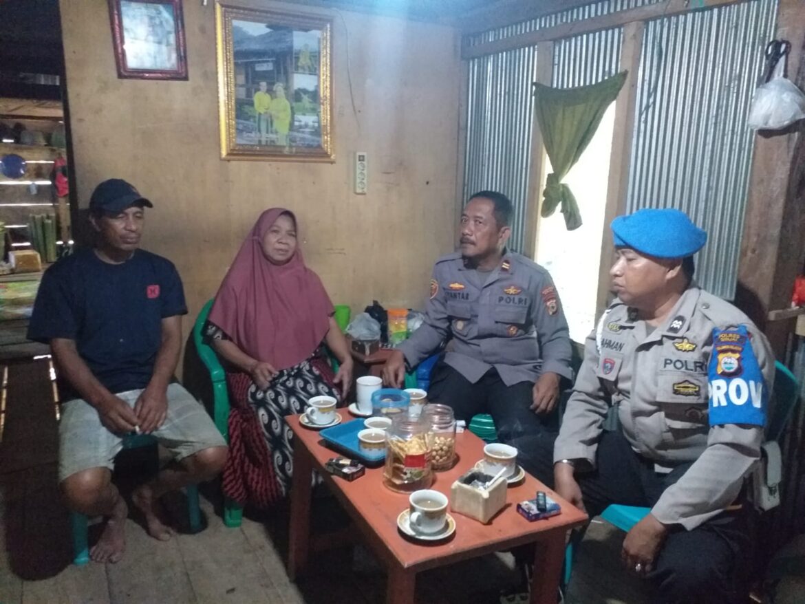 *Peduli, Polres Sinjai Berikan Bantuan Kepada Warga Terdampak Bencana di Desa Gantarang.*