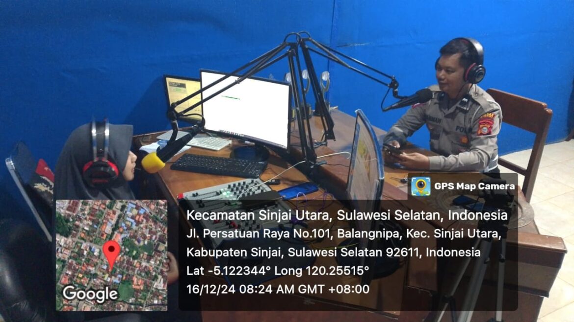 *Jelang Nataru, Sat Lantas Polres Sinjai Edukasi Masyarakat Soal Keselamatan Berkendara Lewat Radio.*